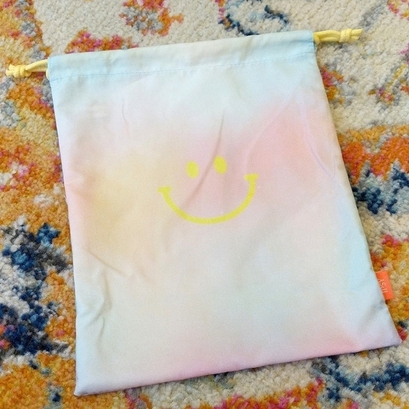 ipsy Happy Vibes Tie Dyed Pastel Smiley Face Glam Bag Plus January 2022 - Picture 2 of 10